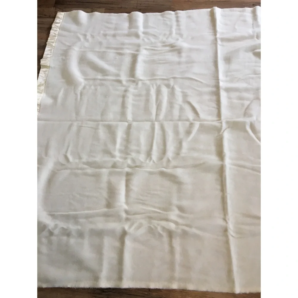 Vintage USA Made Ivory Blanket with Nylon Satin Trim 68
